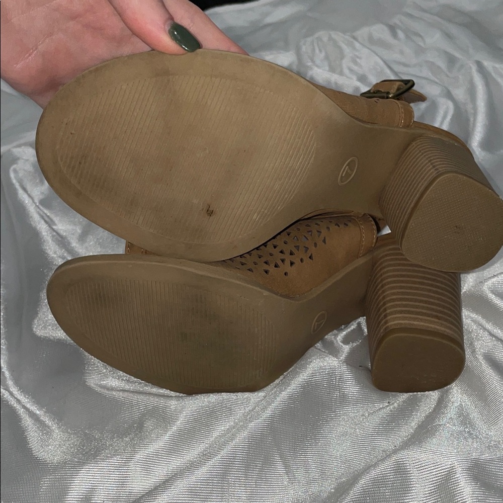 Universal Threads Brown Women's Sandals - Picture 6 of 6